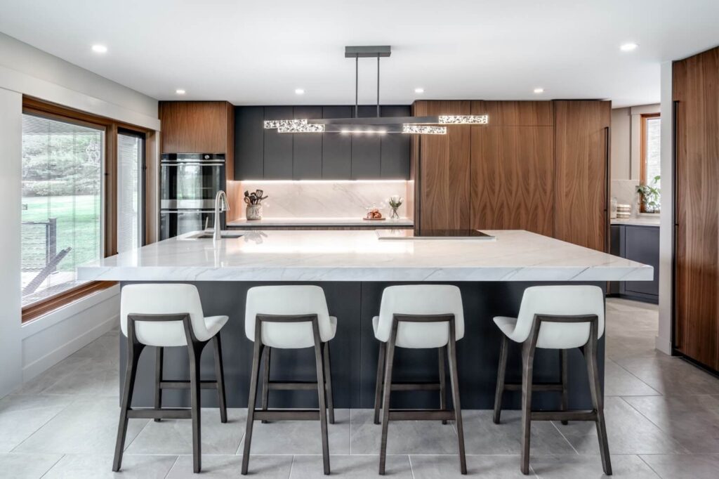 Cooktop on a kitchen island with a telescopic downdraft 