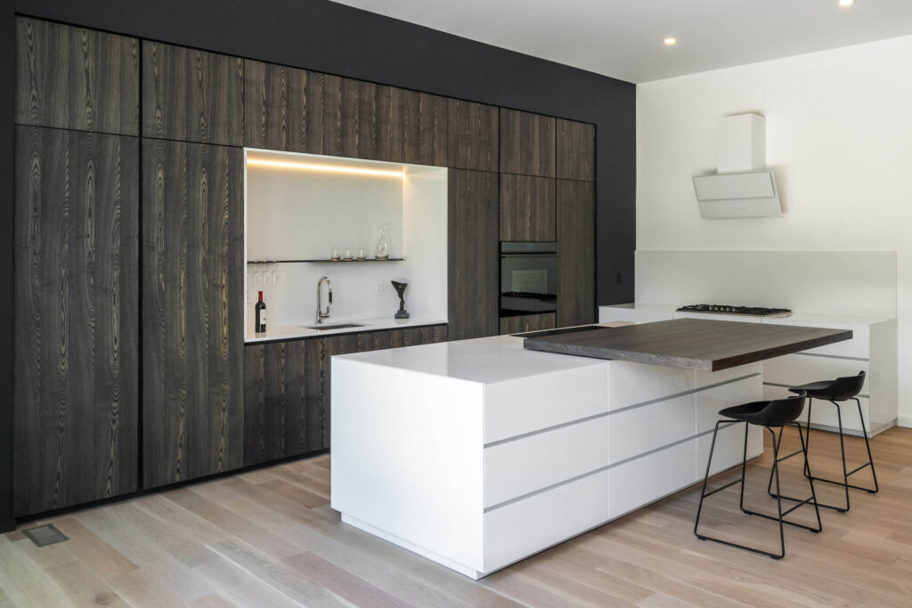 The floating kitchen island effect in a luxurious Cincinnati home
